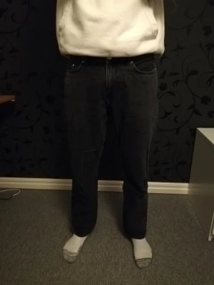 Relaxed denim jeans - Säljer nu mina denim jeans i relaxed fit. Dem är i fint skick utan slitage eller fläckar. Dem är inte urtvättade och sitter som när jag köpte dem nya. Jag är 187 cm men dem passar 183 cm och uppåt. Köpare står för frakt 