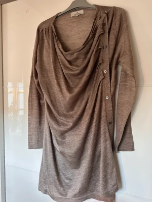 Kofta med fin draperingsknäppning - Nästan oanvänd, jättesnygg knäppning