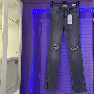 Jeans med slitningar  - Hej, jag säljer helt oanvända jeans med slitningar och håll från zara då dom inte passade mig. Jag tar kontanter, Swish, presentkort från zara och det går att frakta🙂