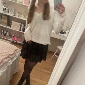 Vit stickad tröja  - Så gullig stickad tröja från NA-KD💗Säljer då jag har många liknande. Kan ta fler bilder om det behövs! Skriv vid frågor💞