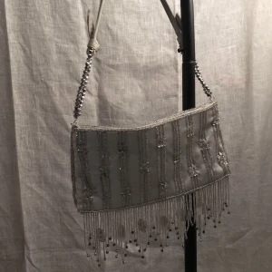 Festväska - Liten silvrig väska med pärlor, perfekt festväska!