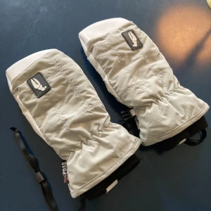 Skid handskar - Crab fodrade skid handskar av bra kvalitet, väldigt varma,  använda ca 2 gånger, strlk M, gummisnoddar som man kan ha runt handlederna. 