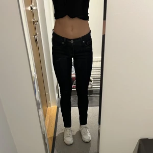 Jeans  - Mörka jeans från KappAhl i strl 158. Använda några få gånger. Köparen står för eventuell frakt. 