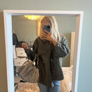 Grön jacka - Grön jeansjacka från zara!! Skriv om ni är intresserade eller undrar något❤️