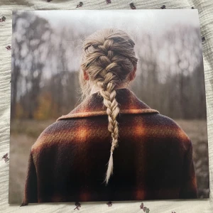 Taylor Swift evermore  - Säljer även min evermore vinyl!! Skivorna har en jättesnygg grön färg & fodral med bilder & lyrics till dessa medföljer🤎 finns några små slitningar men dessa är knappt märkbara🤎Säljer skivan för 250kr + frakt