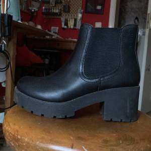 Fina oanvända boots från din sko, köpts för 499:-. De var en storlek för små. 