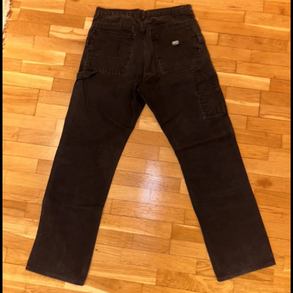 Säljer mina snygga svarta carpenter pants i storlek 33/34. De är väldigt lika CarHarttbyxor, bra kvalite snygg passform . Jeans & Byxor.