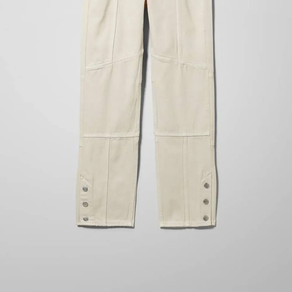 Fella Biker Denim Trousers från Weekday. Storlek 36 (XS/S).   Ny pris: 600 kr. Mitt pris: 150 kr.. Jeans & Byxor.