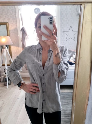 Jeans skjorta  - Grå jeans skjorta Fint skick