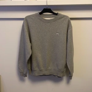 Woodbird sweatshirt - Använd ett tiotal gånger men i mycket gott skick. Inga anmärkningar. Lite liten i storleken.