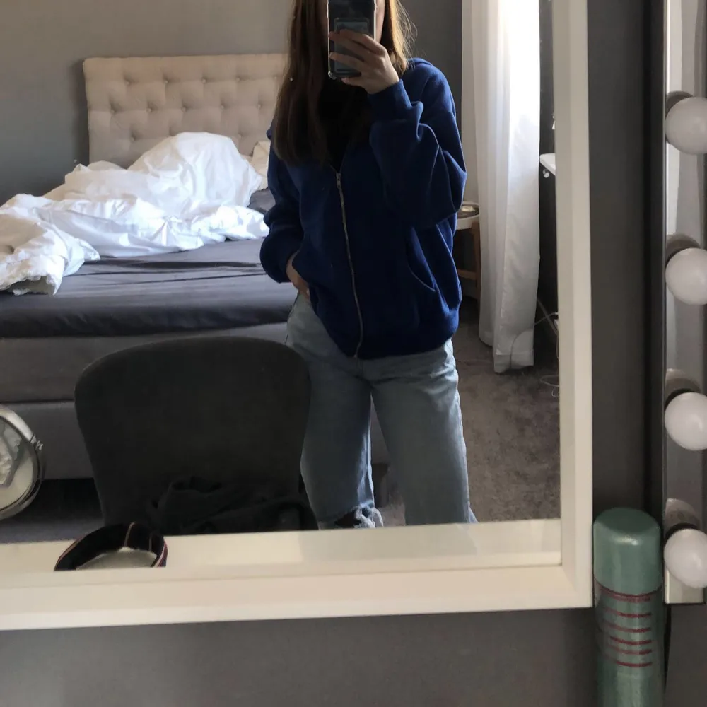 Säljer dessa fina jeans men hål på knäna från Gina tricot då dom ej kommer till användning. Nästan aldrig använd, så i väldigt bra skick. Köpte dom för 600kr, pris går att diskutera!. Farkut & Housut.