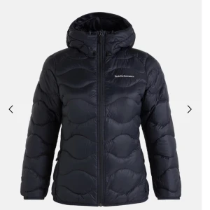 Peak performance jacka - Säljer min peak jacka köpt i december 2021, storlek S. Ända defekten är på höger ärm (se bild 3), annars inga andra skador 💝 köptes för 2800kr ❤️