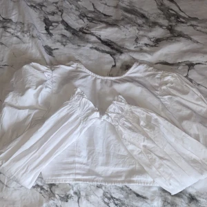 Puffärmars tröja - Köpte från Nakd, jätte snygg. Säljer för att den är för liten💓