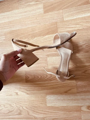 Designer klackar !! - Super bekväma klackar ( 5 cm klack) är hyfsat använda 🤍 Inköpspris 1200 kr  