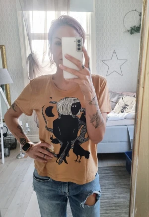 T-shirt  - T-shirt från Monki Fint skick 