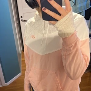 Nike hoodie huvtröja - Nike huvtröja som är rosa vit och ljusgrå. Pris går att diskutera! 