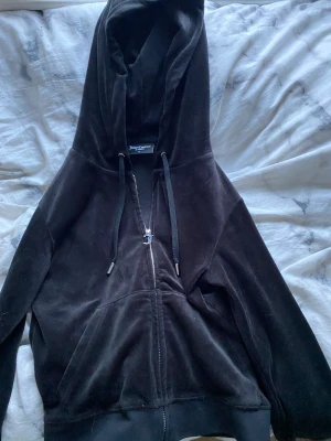 Juciy tröja  - Hon har haft den här juciy tröjan i ett halvår också och den är jätte fin och skön men hon vill då ha pengar och hon har använt den lite mer än byxorna 