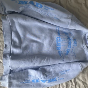 Blå sweatshirt - Jättefin sweatshirt med tryck vid bröst, armar och rygg (se bilder) som är tjock och är jätteskön med ett najs material inuti💕