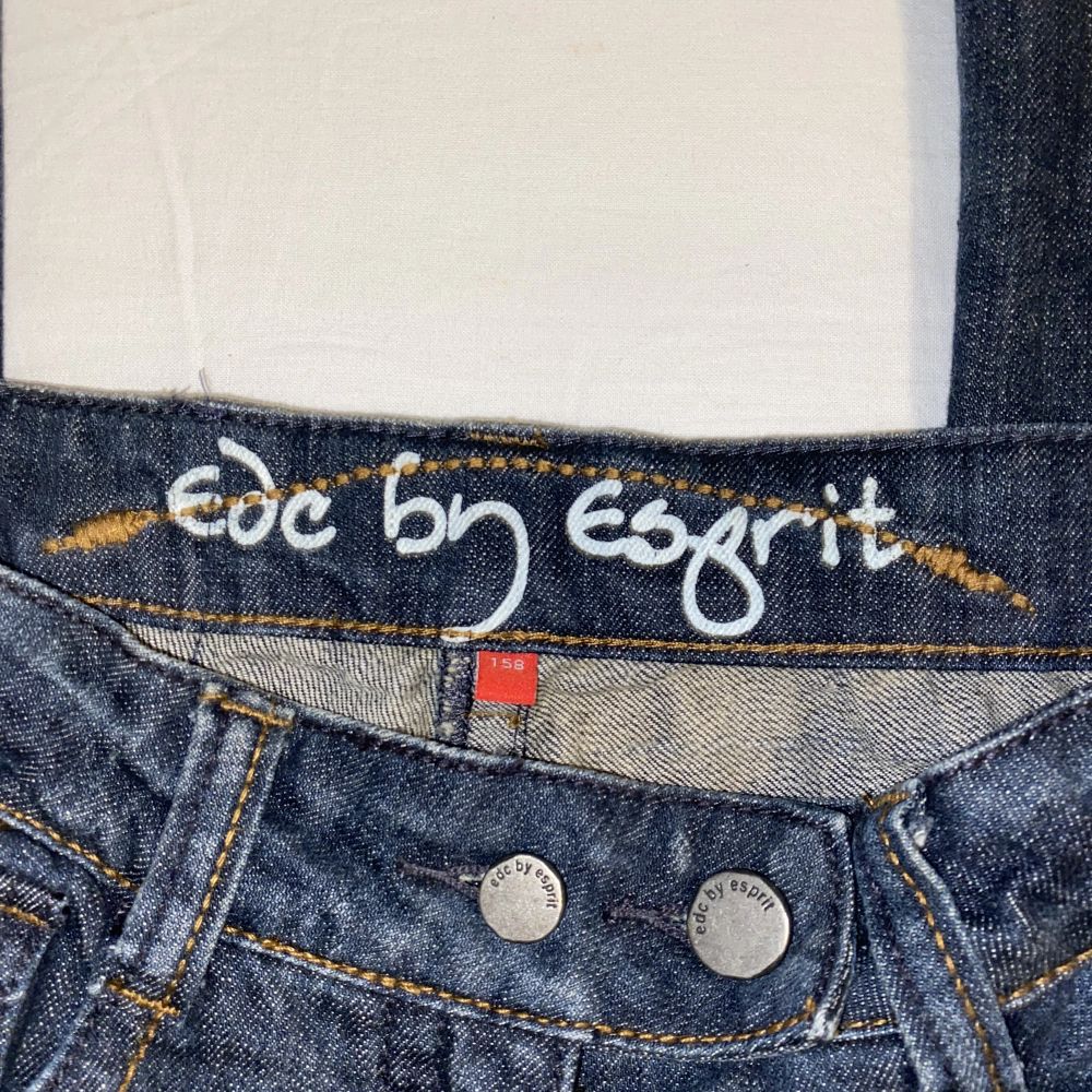 EDC by esprit jätte söta lågmidjade jeans från esprit som jag köpte här på plick, har tyvärr inga bilder och är ej kapabel till att visa hur jeansen ser ut på pga storleken. men jätte fina fickor och jätte snygg tvätt på dem!  står storlek ”158””13 years”. Jeans & Byxor.