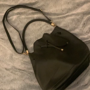 Svart väska - En svart väska, väldigt fin. Får plats med mycker. Köpare står för frakt💞