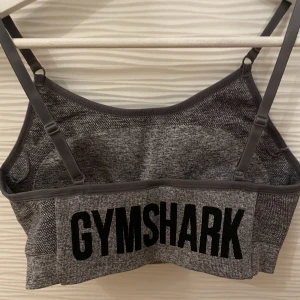 Träning - Säljer denna fina sporttoppen från Gymshark då den inte används så mycket! Ny skick💓