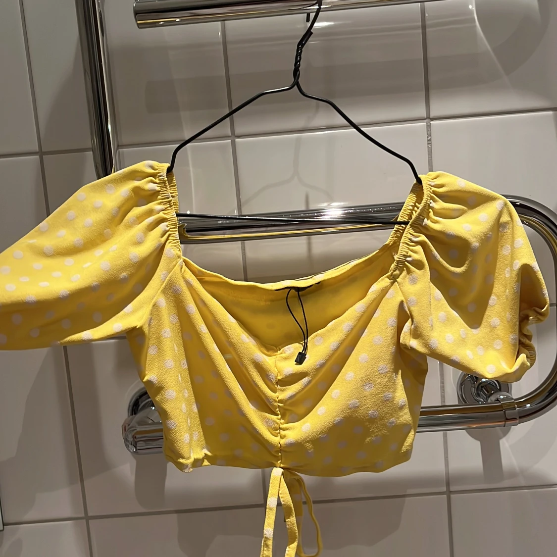 Ljusgul prickig croptop med puffärm och knyt