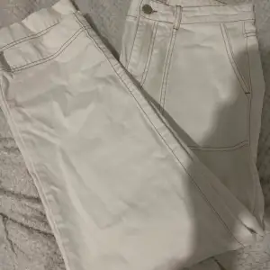 Vita gina tricot jeans med bruk detaljer. Raka ben. Små i storlek skulle nog säga att de passar som 38 mer än 40.