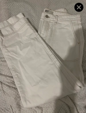 Jeans - Vita gina tricot jeans med bruk detaljer. Raka ben. Små i storlek skulle nog säga att de passar som 38 mer än 40.