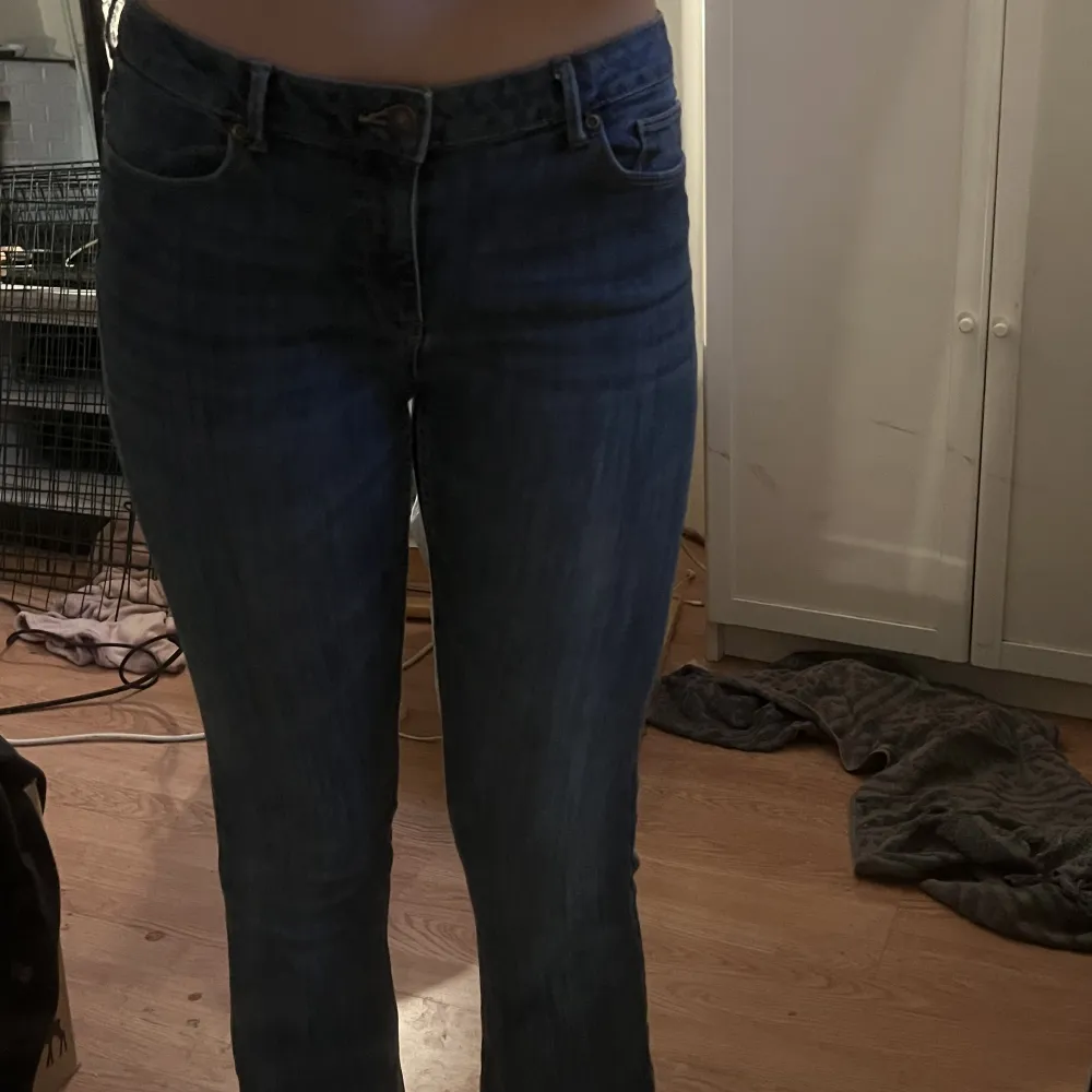Lågmidjade jeans, dom är för korta för mig. Märke och stl är okänt men dom passar förutom att dom är för korta och jag är en 34/36a. . Jeans & Byxor.
