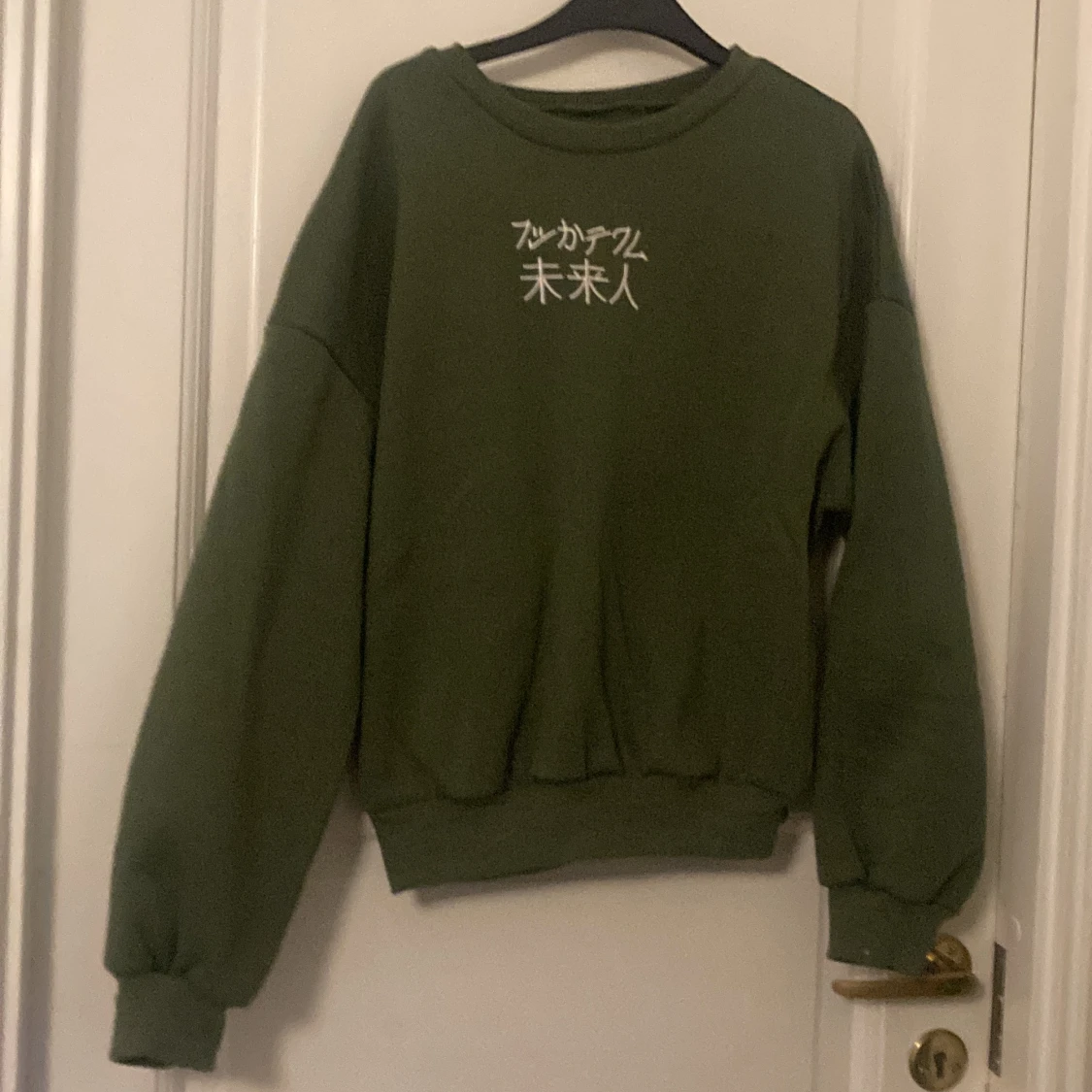 Grön tröja med text