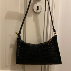 Svart väska - Svart väska med krokodilmönster