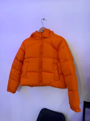 Orange Dunjacka - Varm jacka i nyskick. Storlek 38. Knappt använd 