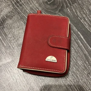 Retro plånbok - Retro plånbok. Använd men inget som är trasigt eller så. 20kr + frakt 