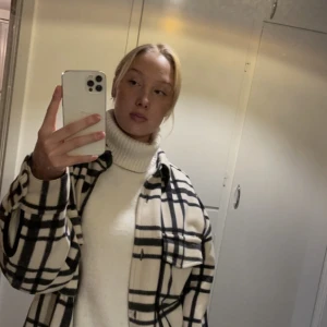 TJOCKTRÖJA- POLO - En fin vit tjocktröja, väldigt varm och gosig. Går att sjustera i kragen hur mycket man vid ha vid halsen. Tröjan är från H&M och använd Max 5 gånger.