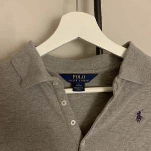 Ralph lauren piké - Säljer denna Ralph Lauren piké tröja som är använd väldigt fåtal gånger och är i väldigt bra skick! Storleken är L (12-14y) och skulle säga att det passar xs i damstorlek❤️‍🔥