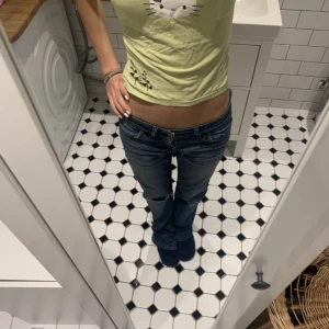 Hello Kitty topp - Såå gullig hello Kitty topp!! Köpt second hand men aldrig använd så den är i nyskick. Passar 200s stilen