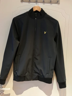 Bomberjacka  - Svart Bomberjacka från Lyle & Scott storlek S. Jackan är i nyskick, i stort sett nästan aldrig använd. 