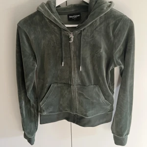 Juicy Couture - Säljer mitt fina Juicy Couture set då det aldrig kommer till användning. Byxorna är i storlek XS & tröjan är i storlek S. Dem är använda max 3 gånger i hemmet då dem är  för långa för mig (153cm). Köpta på Nelly, kvitto finns kvar! Ej intresserad av byte.