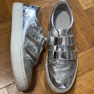 Silvriga skor - Ett par silvriga skor med kardborreband från ZARA! 🪩Kommer tyvärr ej till användning längre, skulle säga att dem passar strl 37/38