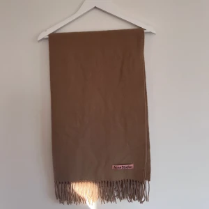 Acne studios Canada halsduk - Bredd: 200x70cm 100% ull Nyskick Färg: dark camel