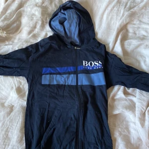 Hugo Boss Hoodie - Hoodie som knappast är använd. Bra skick