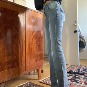 utsvänga jeans ❤️‍🔥 - säljer mina utsvängda jeans då dom inte kommer till användning 💕 köpta här på Plick men aldrig använda av mig 💓 fint skick och inga defekter 