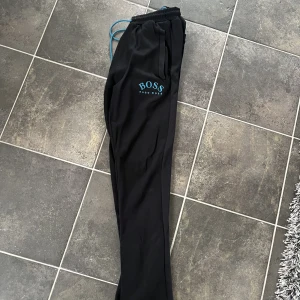 Hugo boss byxor  - Säljer mina Hugo boss mjukisbyxor. 