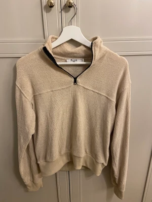 Tröja, zip - Skit snygg tröja från NAKD i storleken xs