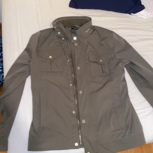 J Lindeberg jacka - Köpt ny för 3000 säljs nu för 1600, knappt använd  Cond 9/10