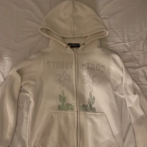 Vit Rhinestone hoodie - Köpt från ett Instagramföretag i somras och inte blivit så jätte mycket använd då den kom i för liten storlek så det är bra skick på den 