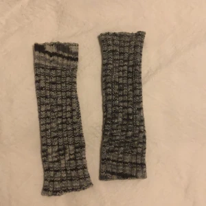 Benvärmare  - Mysiga stickade gråa benvärmare    Stretchiga så passar de flesta  