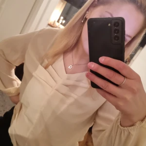 Blus - Superfin blus med lite drapering. Säljer för jag har 2 likadana🥰 Köparen står för frakt.