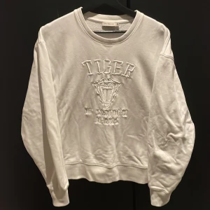 Tröja Tiger Of Sweden - Hej hej! En tröja/sweatshirt från Tiger Of Sweden i mycket bra skick, använd under 5 gånger. Storlek Medium Nypris 1200