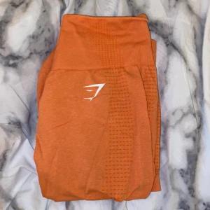 Gymshark - Sprillans nya seamless tights från Gymshark. Endast testade. Färgen är riktigt häftig, dock är det utanför min comfort zone därför har jag aldrig kommit till att använda dessa. Storlek S men stretchiga. Detaljer på benen som gör att de formar benen bra!